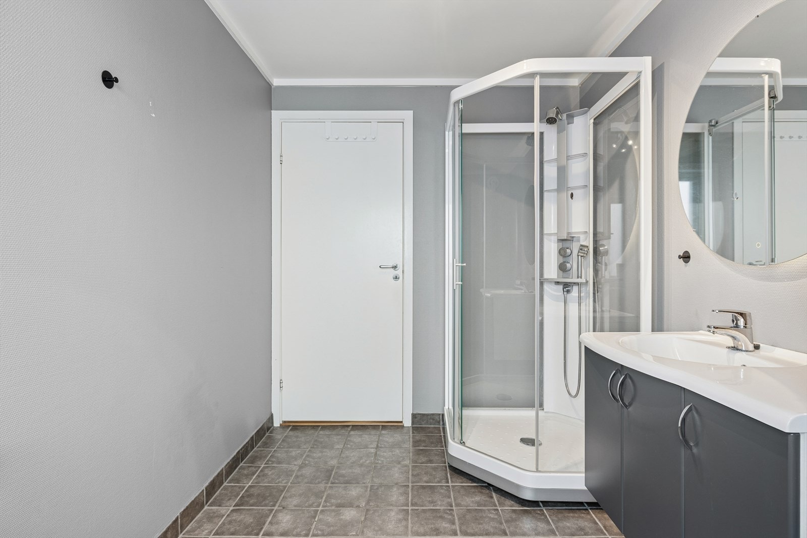 Baderommet er av god størrelse Galleribilde