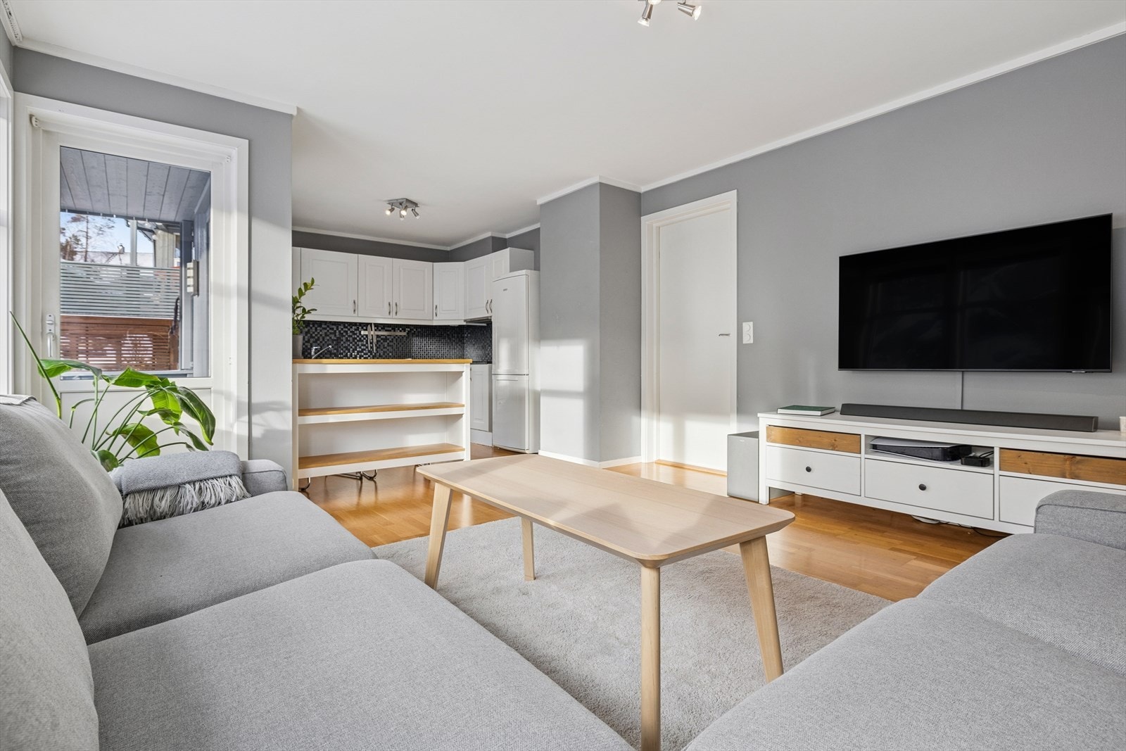 Stuen er av god størrelse, med moderne farge på overflater. Galleribilde