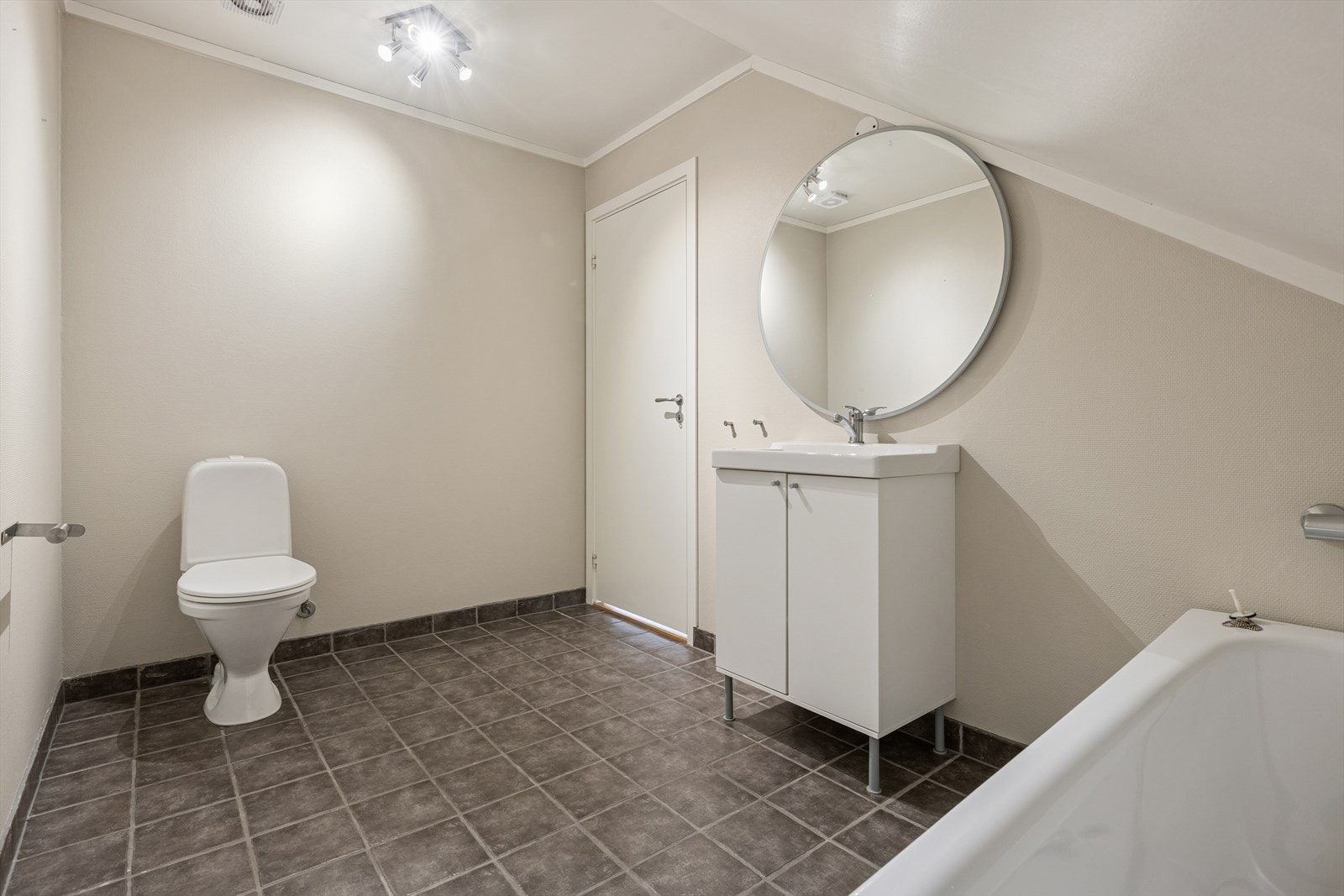 Baderom i 2. etasje med flislagt gulv, toalett, servant og badekar. Godkjent som bod, ikke ment for varig opphold. Galleribilde