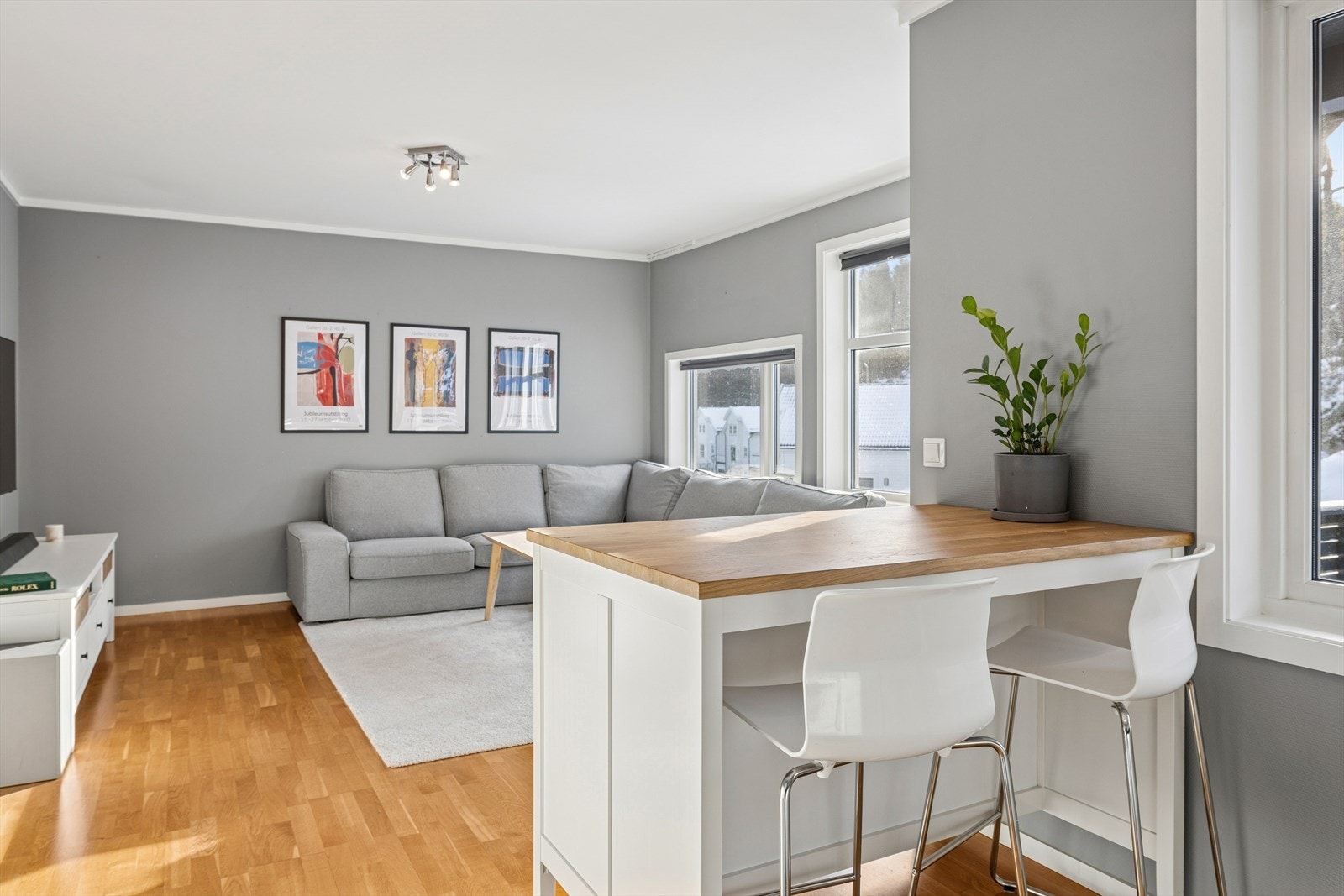 Praktisk kjøkkenøy til både matlaging og måltider. Galleribilde