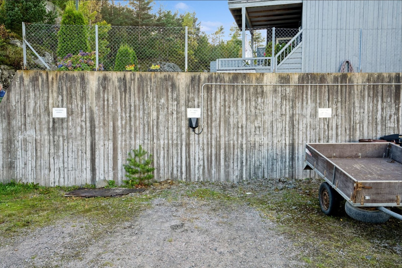 Det er lagt opp til el-bil lader på parkeringsplass. Galleribilde