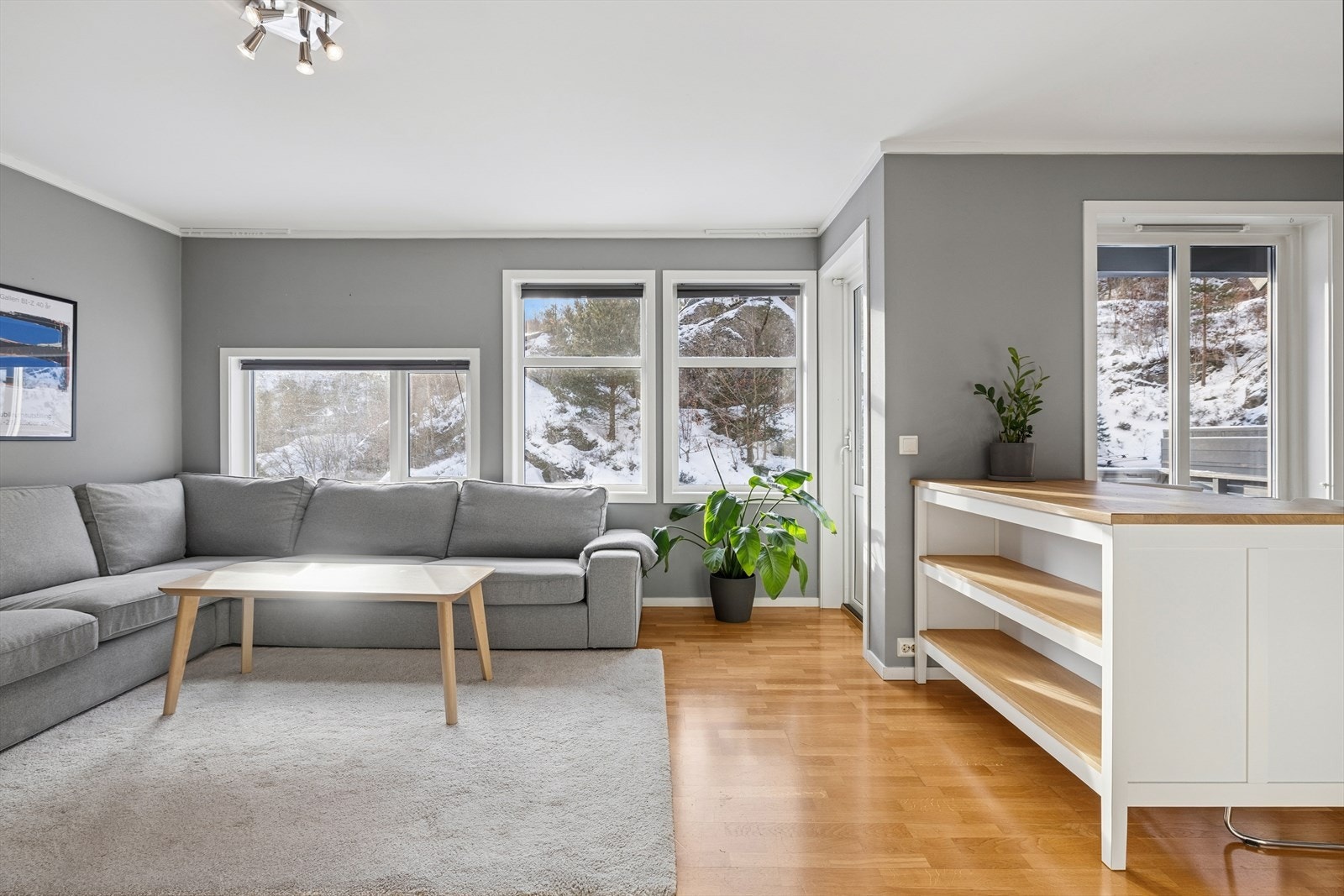 Åpen stue og kjøkkenløsning med store vindusflater som slipper inn rikelig med naturlig lys inn i rommet. Galleribilde