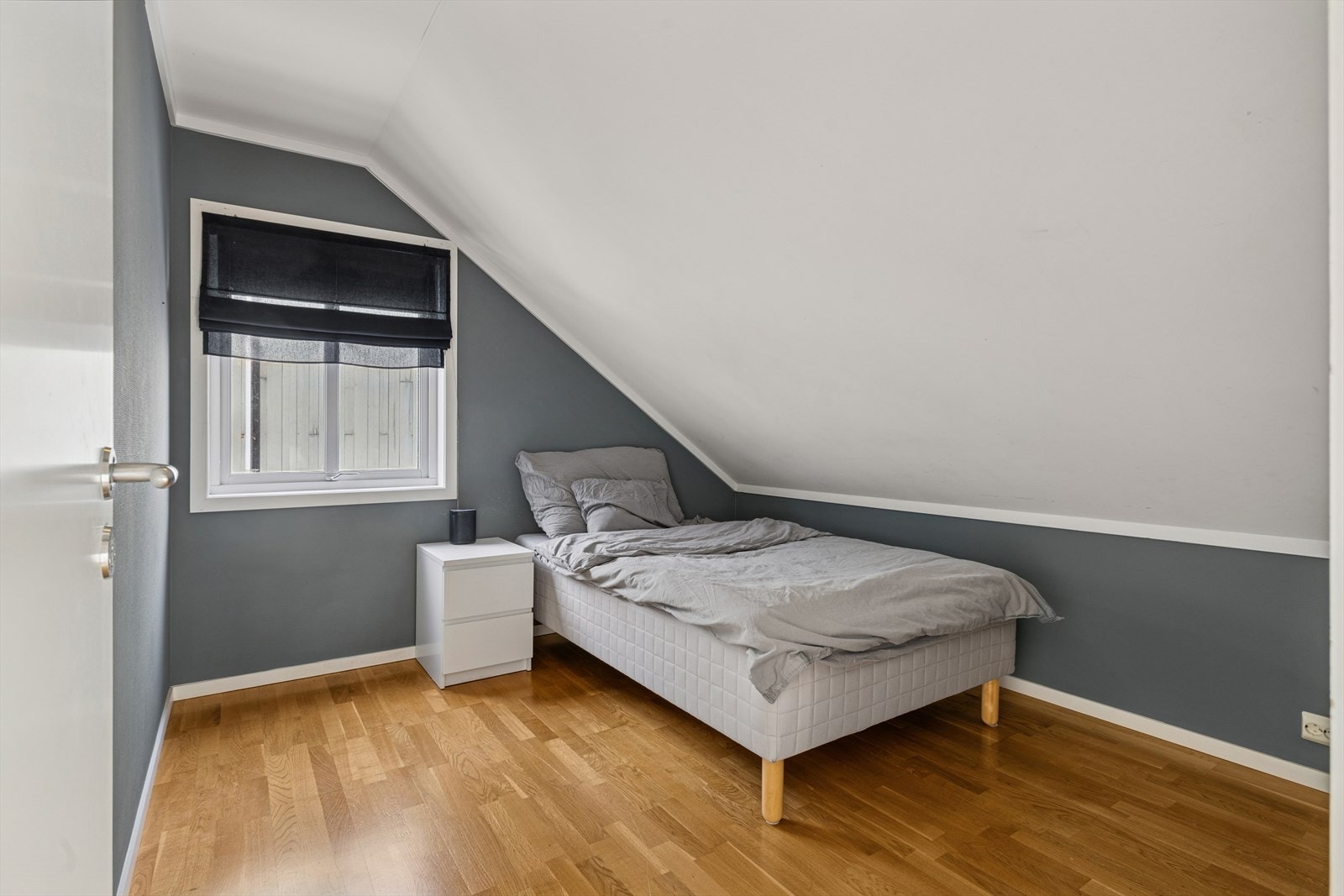 Soverom 3 med plass til både dobbeltseng og garderobeløsning. Galleribilde