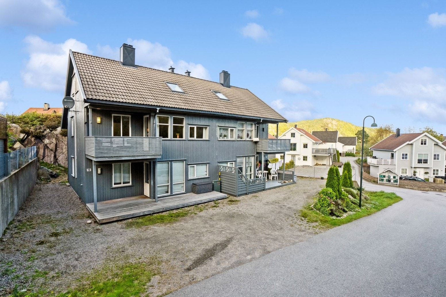 Boligen ligger i et barnevennlig og rolig område, ikke lagt fra barnehager, skoler og Tangvall sentrum. Galleribilde