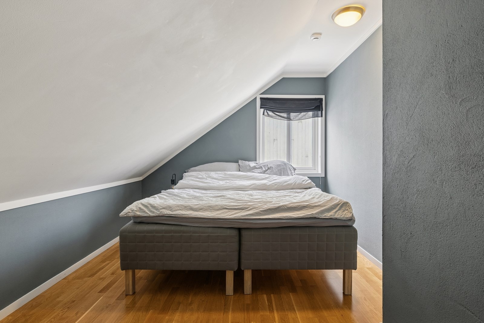 Hovedsoverom i 2. etasje med plass til dobbeltseng og garderobeløsning. Galleribilde