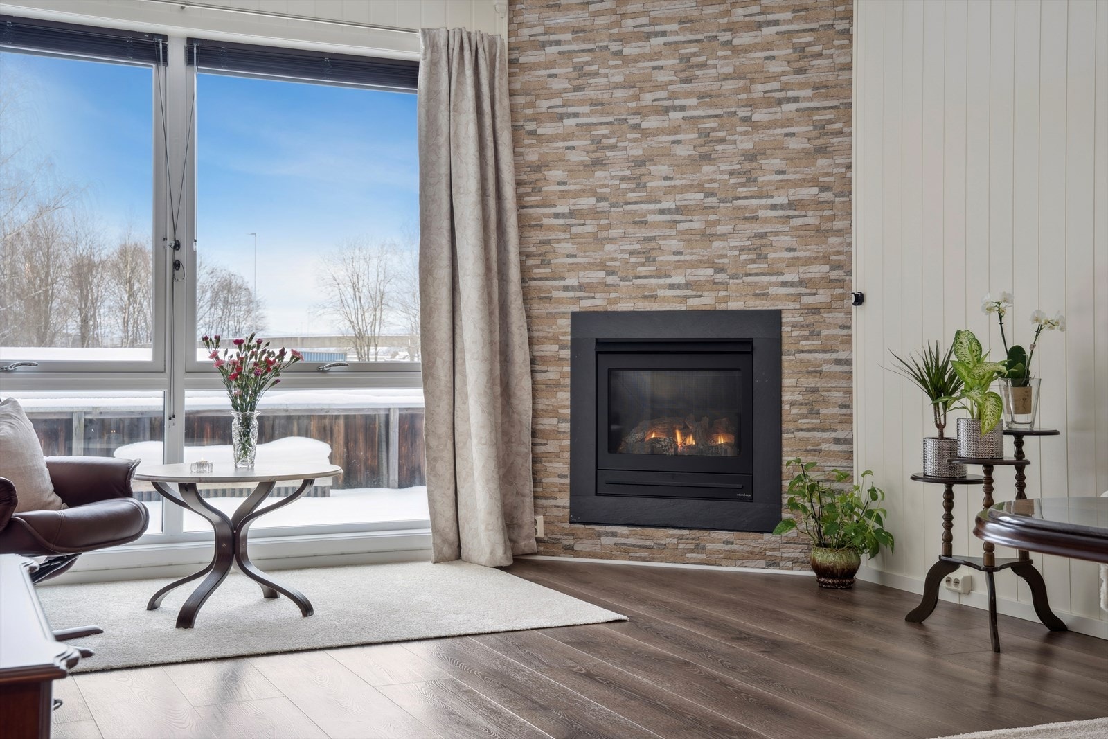 Leiligheten har store vindusflater ut mot veranda og felles hage. Her er godt lysinnslipp og utsikt til nærområdet. Galleribilde