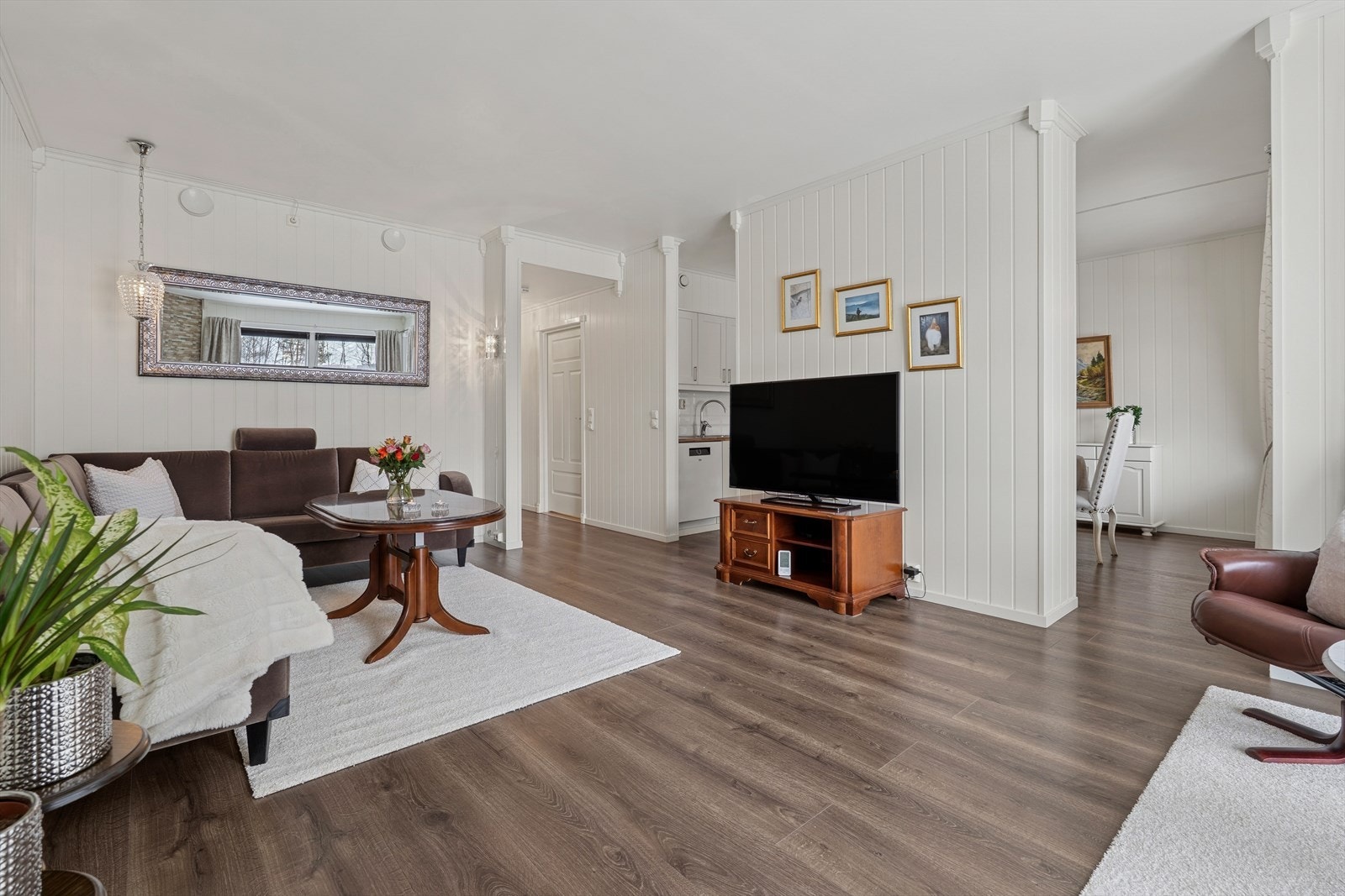 Lys og romslig stue med god plass til stor sofagruppe og annet interiør. Galleribilde