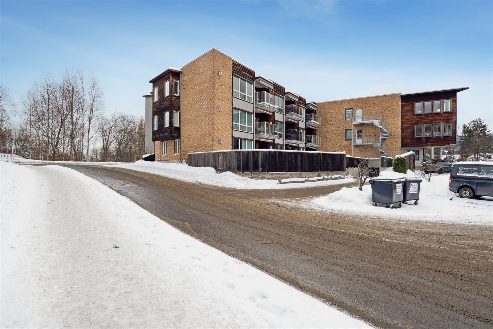 Det finnes flere dagligvarebutikker, kjøpesentre og servicetilbud i nærområdet. Galleribilde