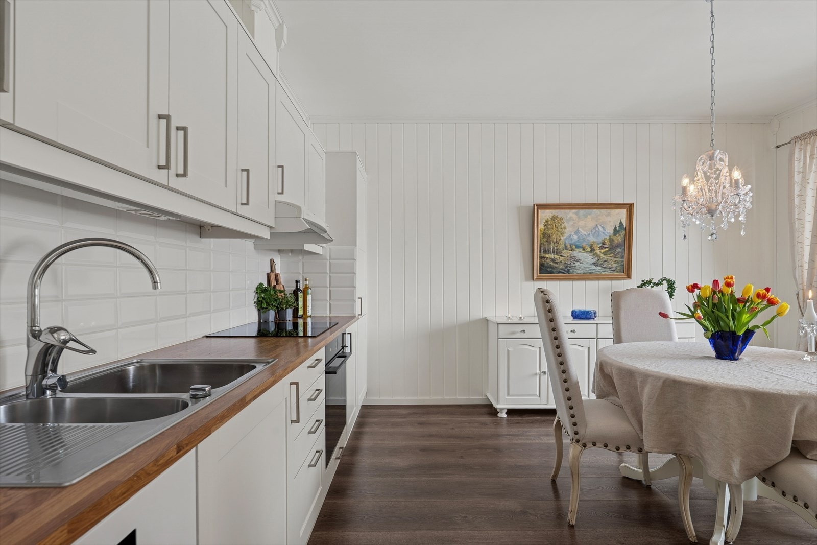 Rikelig med skap- og benkeplass, samt integrerte hvitevarer som gir et moderne og sømløst helhetsuttrykk. Galleribilde