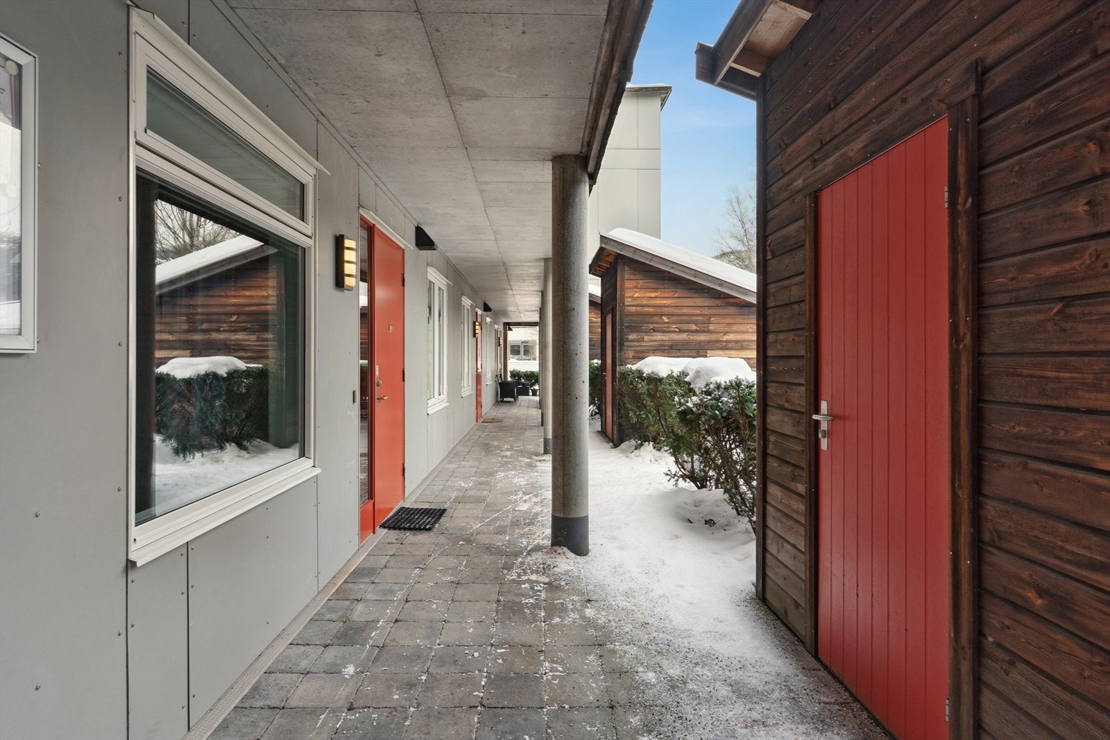 Det er trappefri adkomst til leiligheten. Utvendig bod ved inngangen. Galleribilde