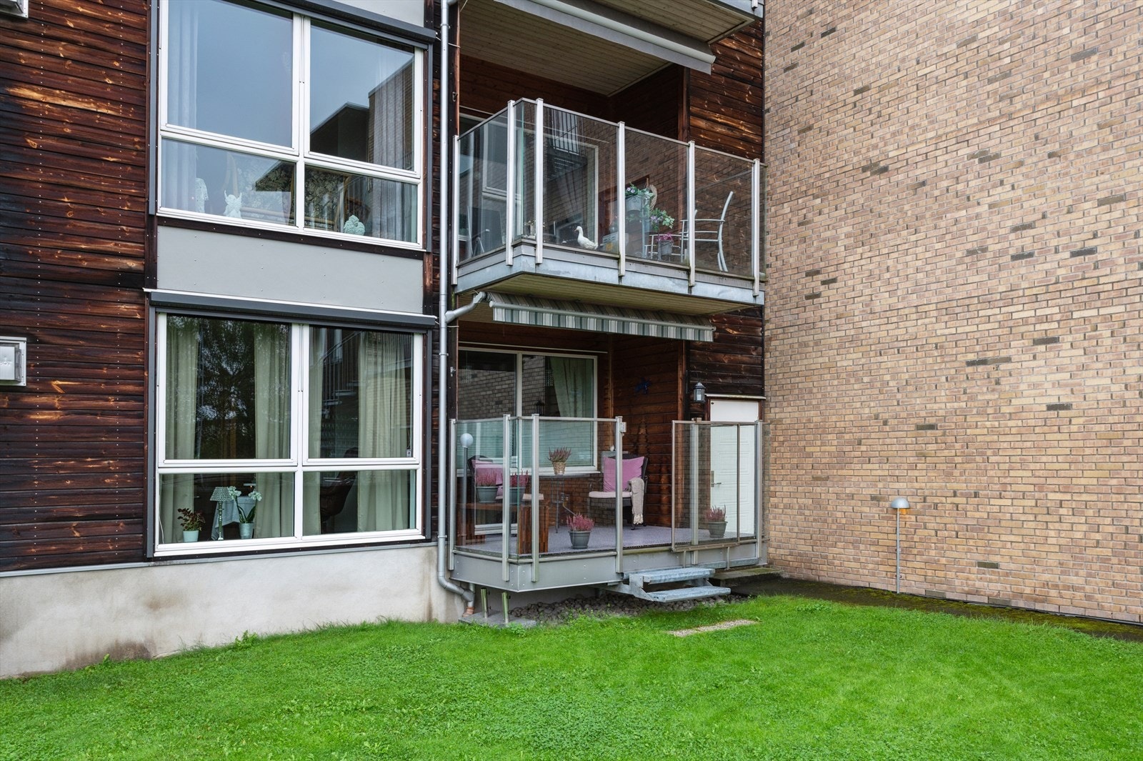 Det er direkte adkomst til felleshage fra verandaen. Galleribilde