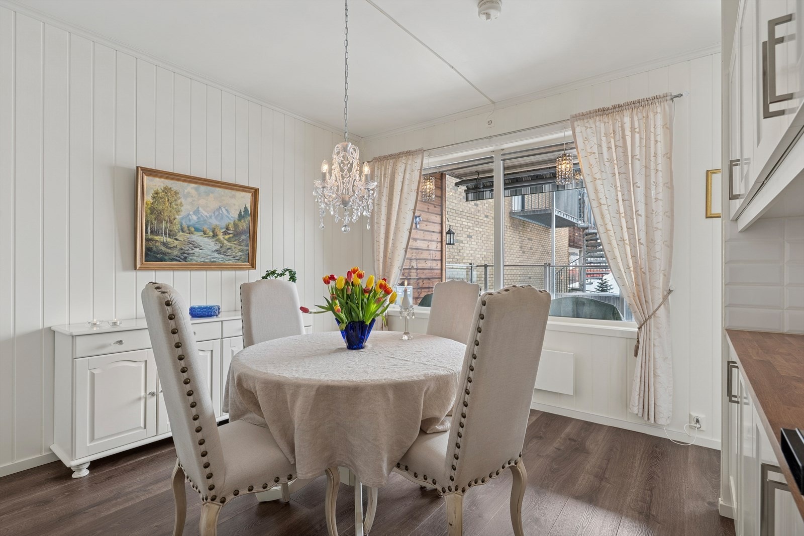 Her kan du dekke til mange rundt bordet, perfekt både til hverdags og fest. Galleribilde