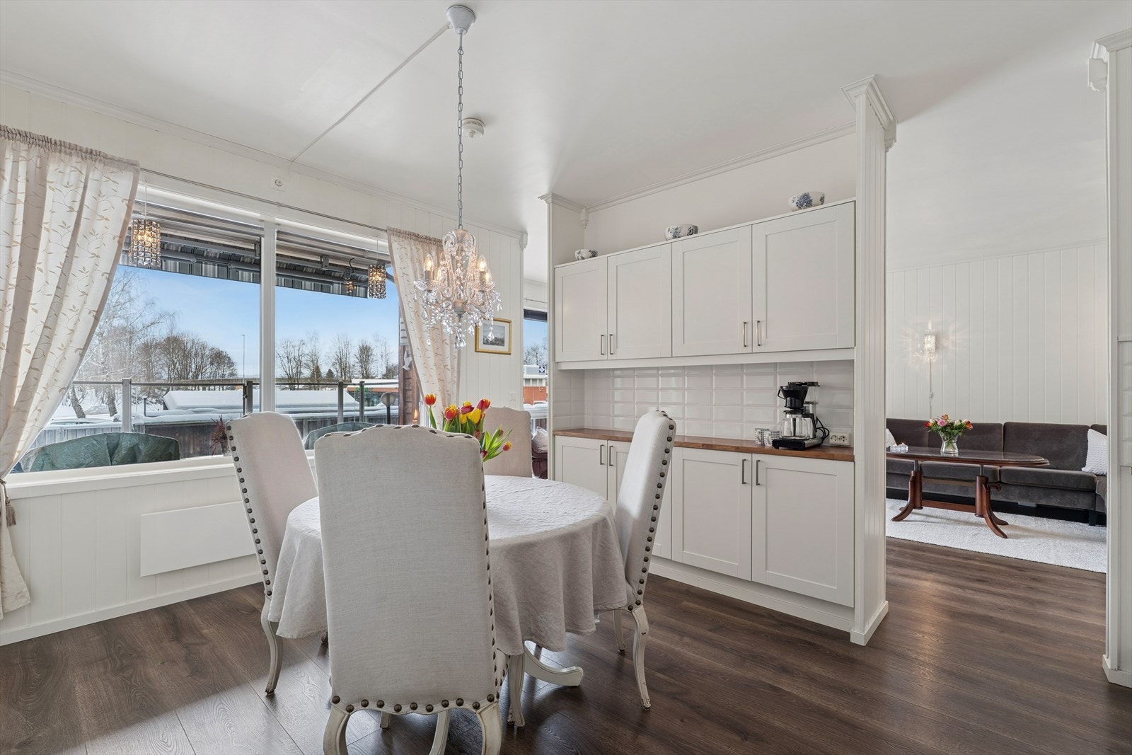 Løsningen er delvis åpen mot stuen, samtidig som den er praktisk og elegant skjermet. Galleribilde