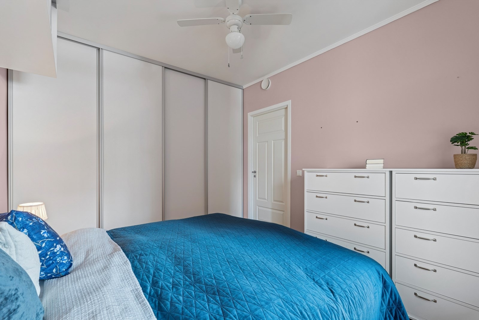 En romslig skyvedørsgarderobe sørger for praktisk og ryddig oppbevaring. Galleribilde