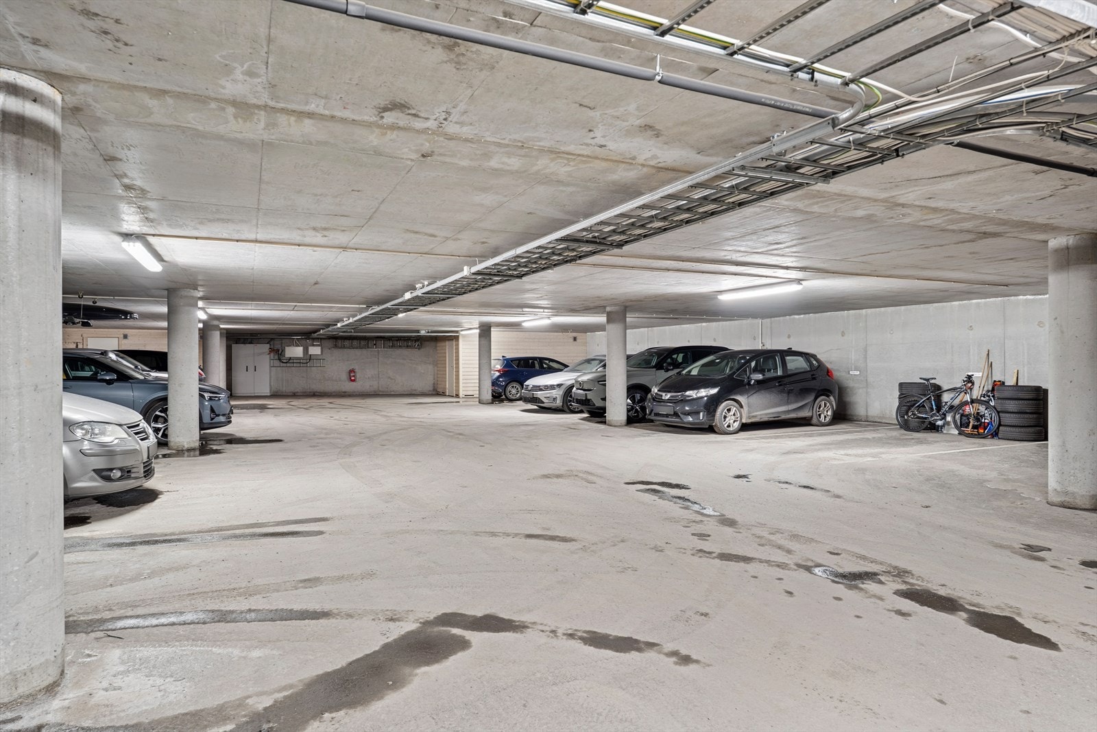 Leiligheten har tilhørende garasjeplass i felles garasjeanlegg. Galleribilde