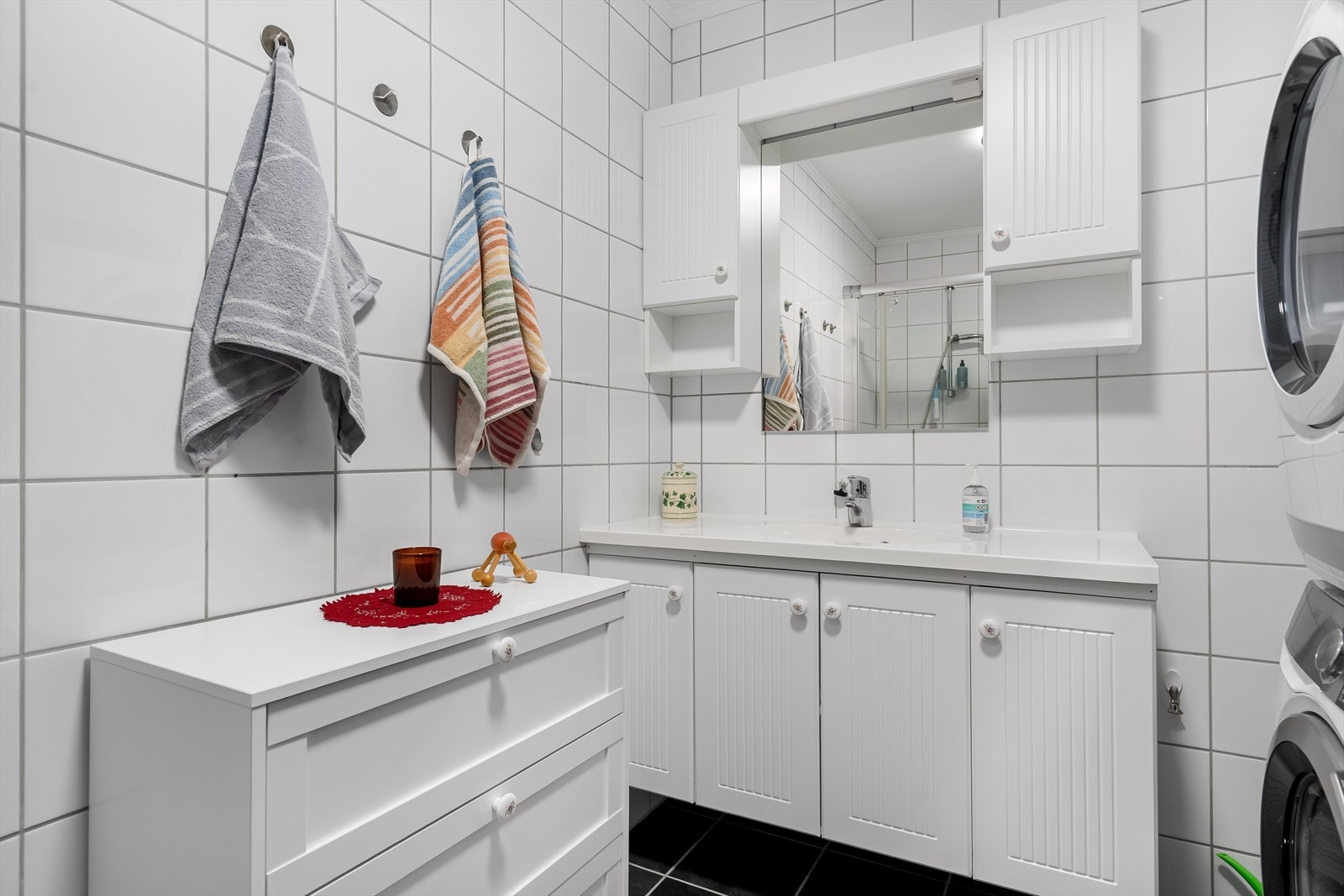 Stilrent og flislagt bad med varmekabler i gulvet Galleribilde