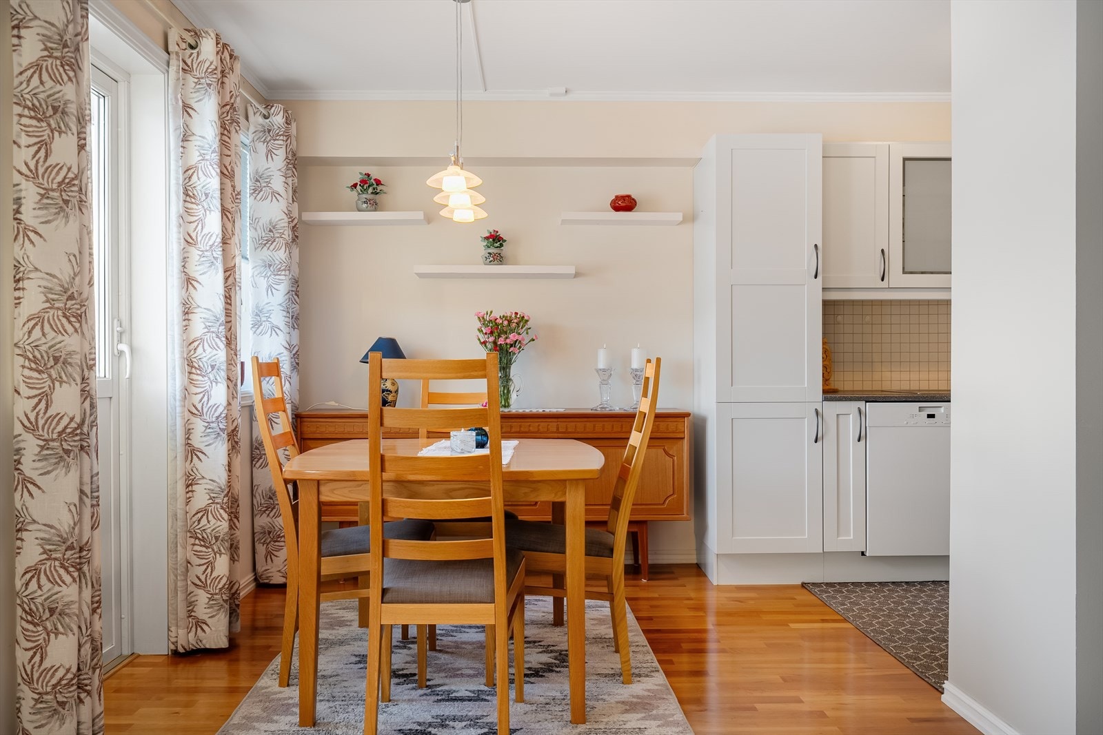 Naturlig plassering av spisegruppe rett utenfor kjøkkenet Galleribilde