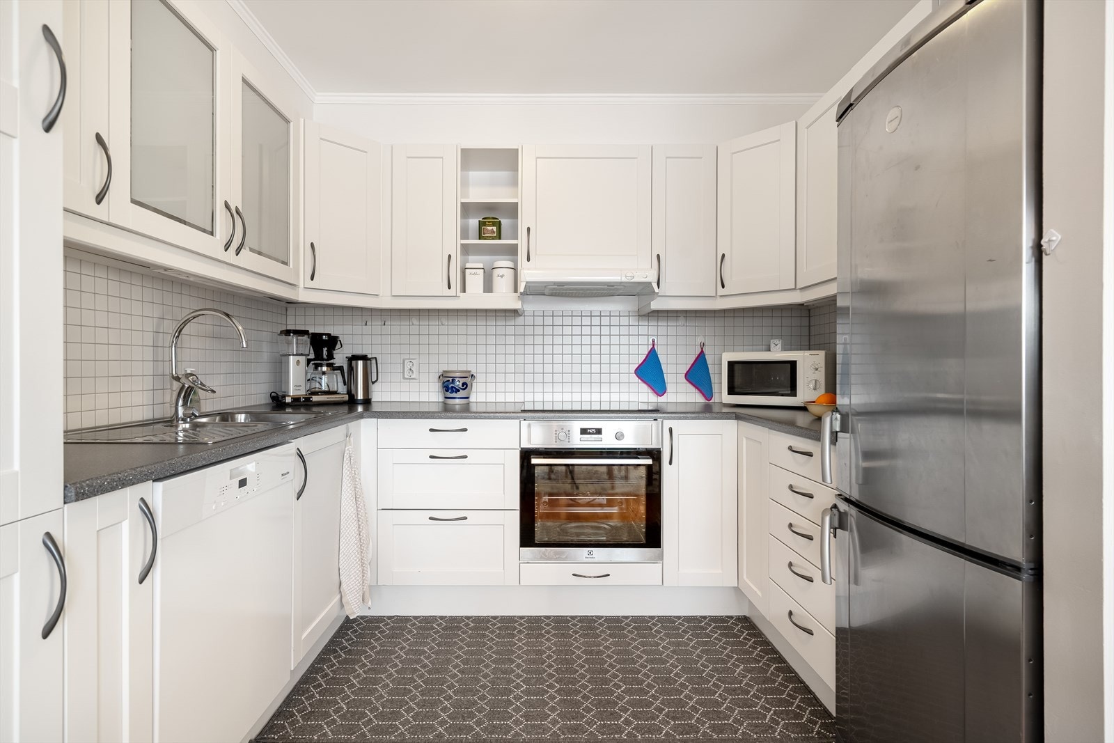 Lyst og fint kjøkken. Godt med skap og benkeplass. Galleribilde