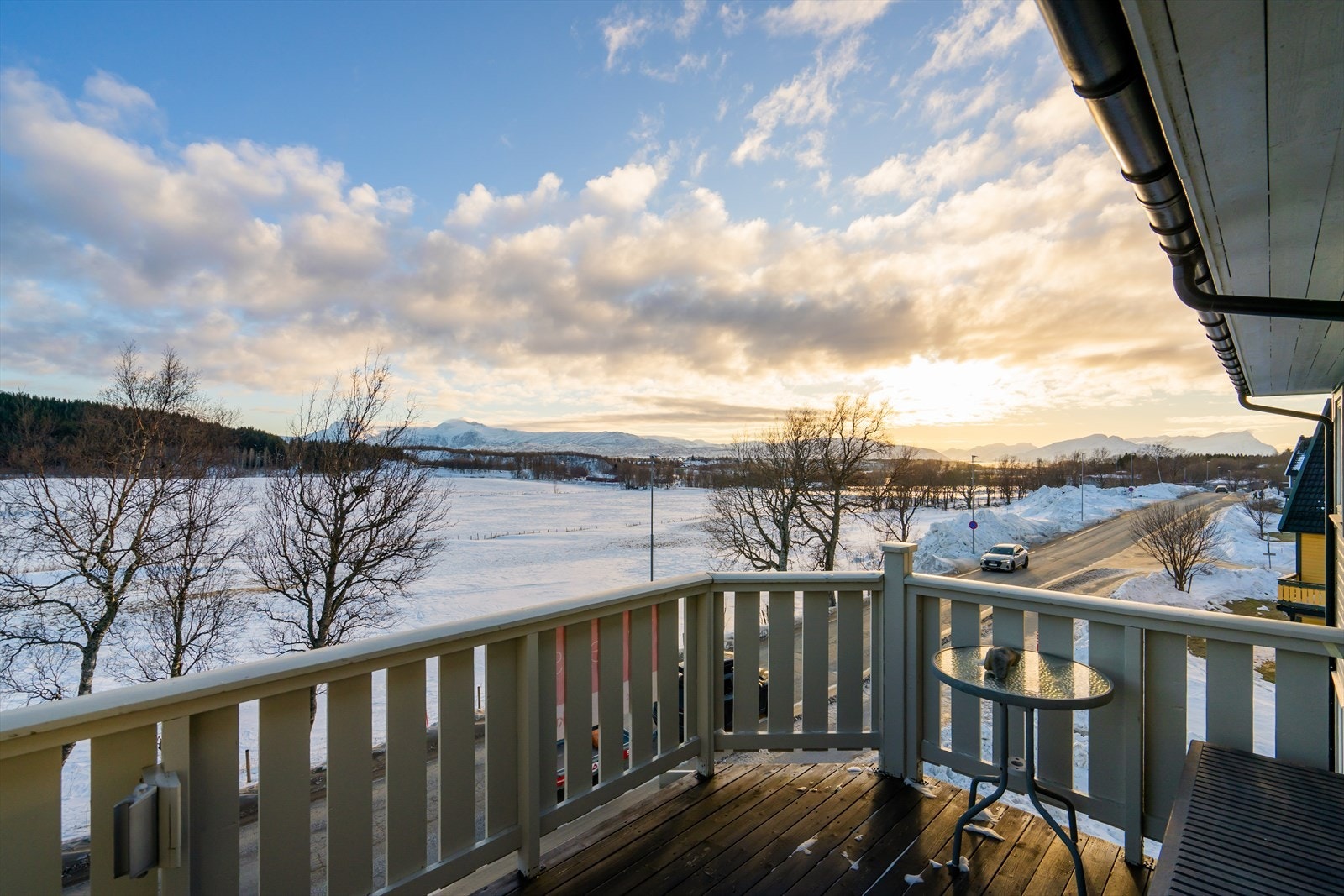 Fra stuen er det utgang til balkong med vakker utsikt mot fjell og natur - magisk! Galleribilde