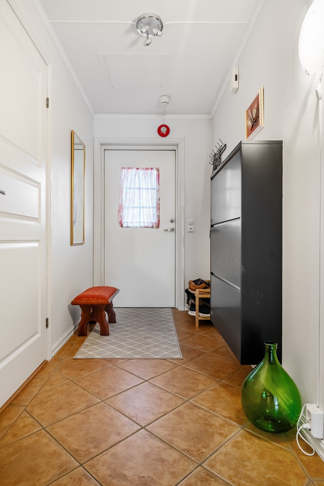 Flislagt entré med varme i gulvet. God plass for å heng og å sette i fra seg Galleribilde