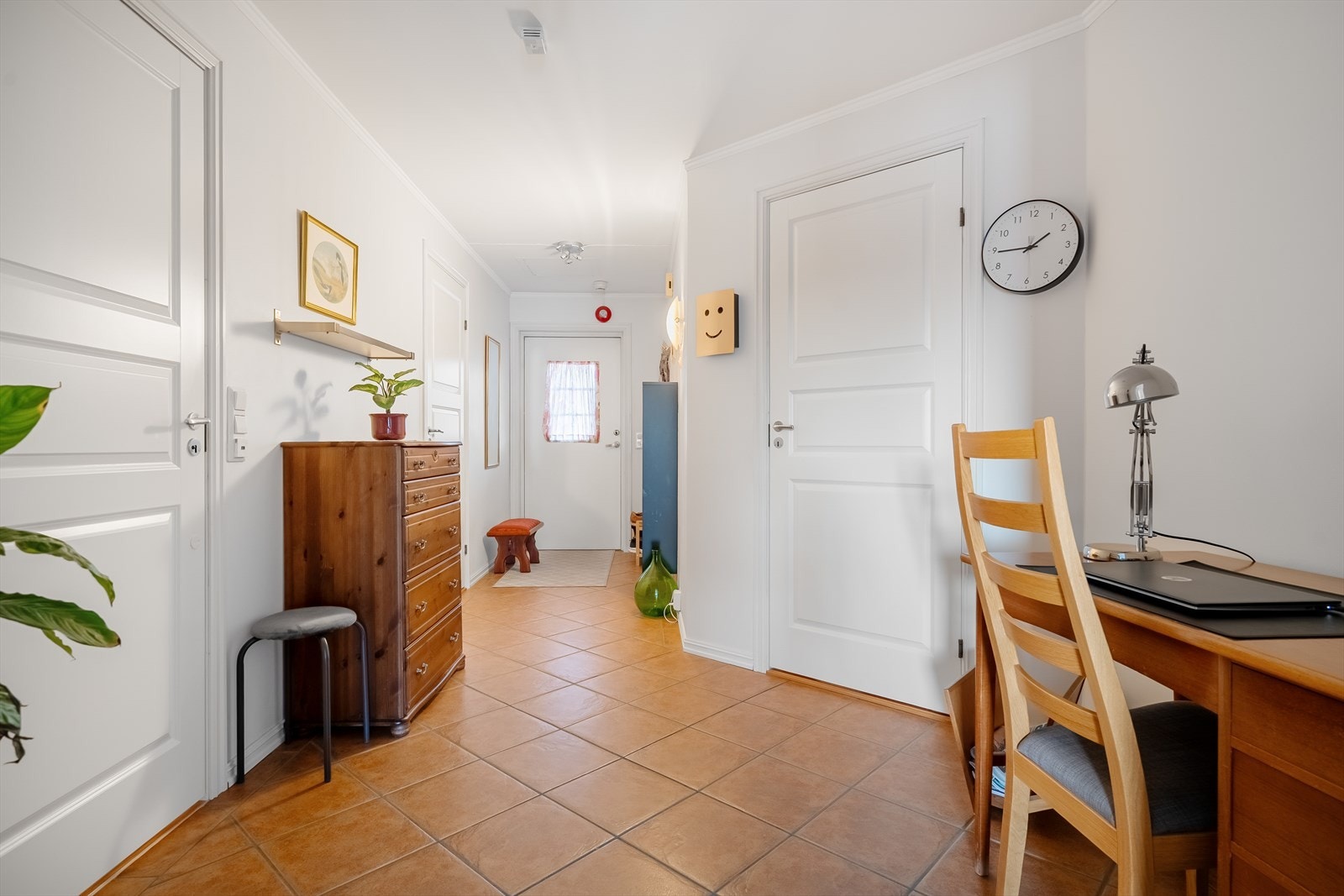 Hele entréen/ gangen er flislagt og har inngang til 2 soverom, bad og stue. Entréen er romslig og har plass til eget kontorhjørne. Galleribilde