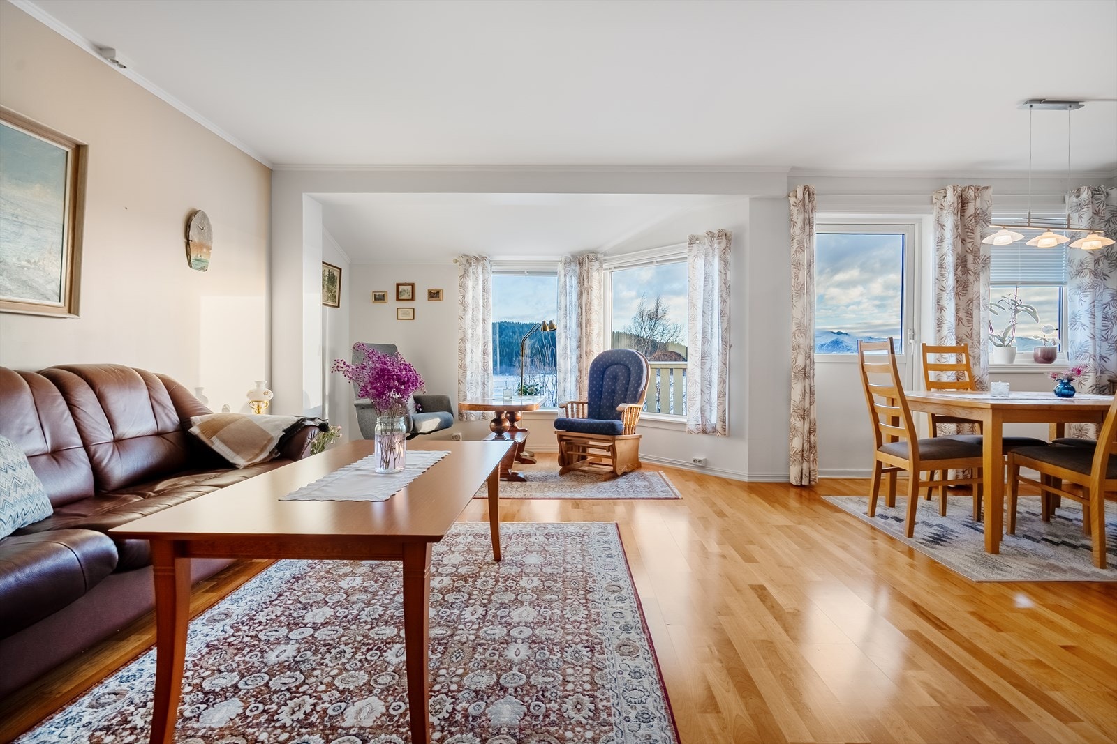 Stuen har store vindusflater som gir godt med naturlig lysinnslipp Galleribilde