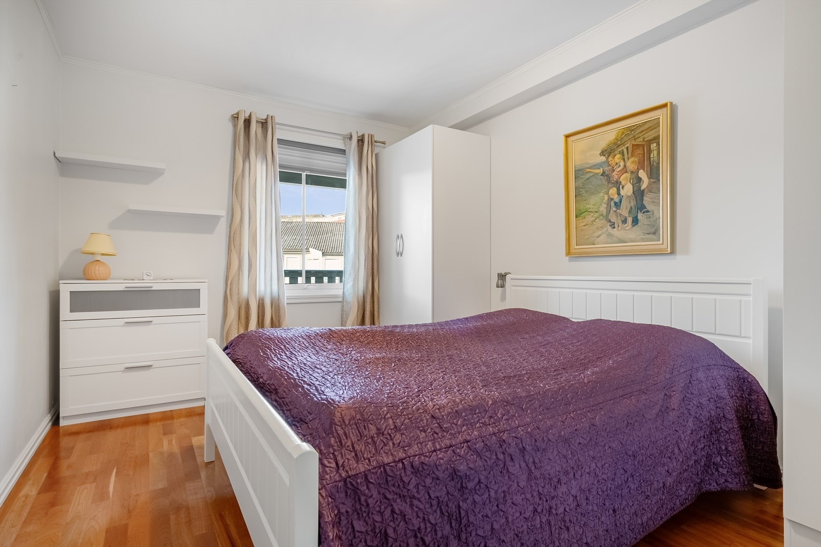 Leiligheten har 2 soverom. Dette er hovedsoverommet og har god plass til dobbeltseng, garderobeskap kommode og evt nattbord. Galleribilde