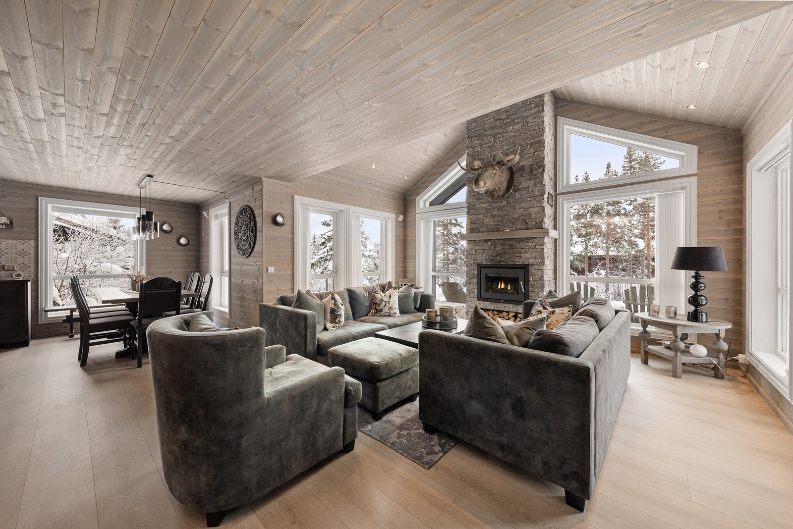 Stuen har store arkitektoniske vindusflater, som bringer den vakre utsikten inn og gir flott romfølelse med mye naturlig lys. Galleribilde