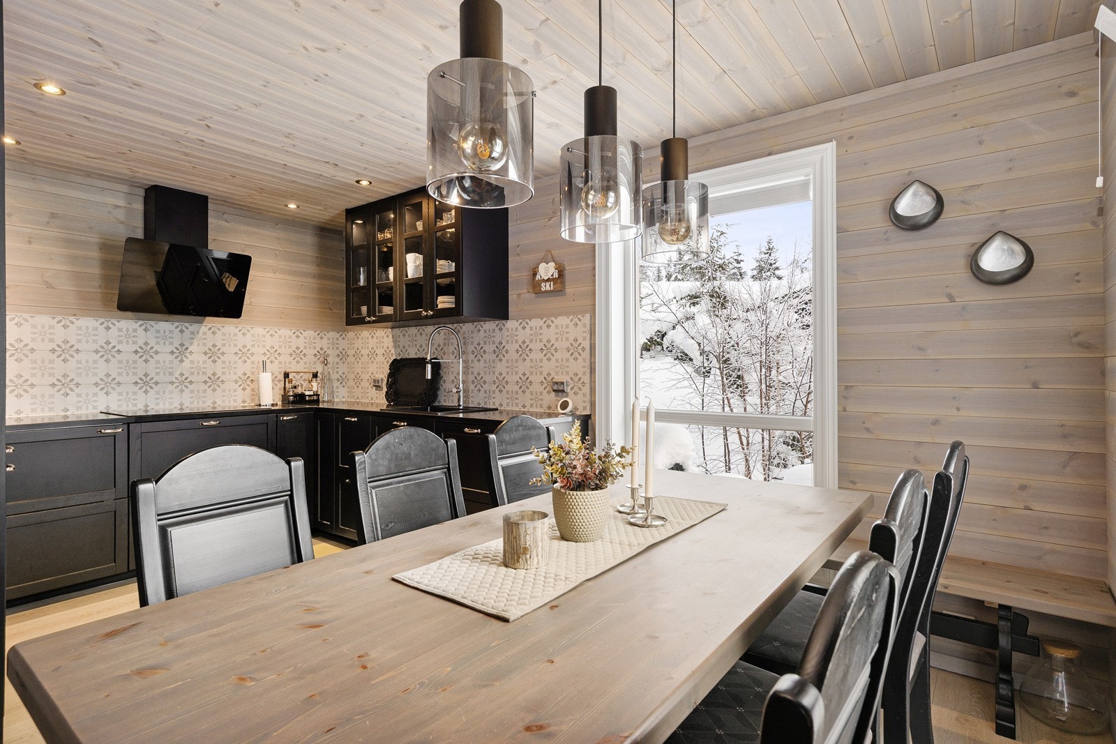 Hytta har en åpen og praktisk løsning fra stuen mot kjøkkenet. Galleribilde