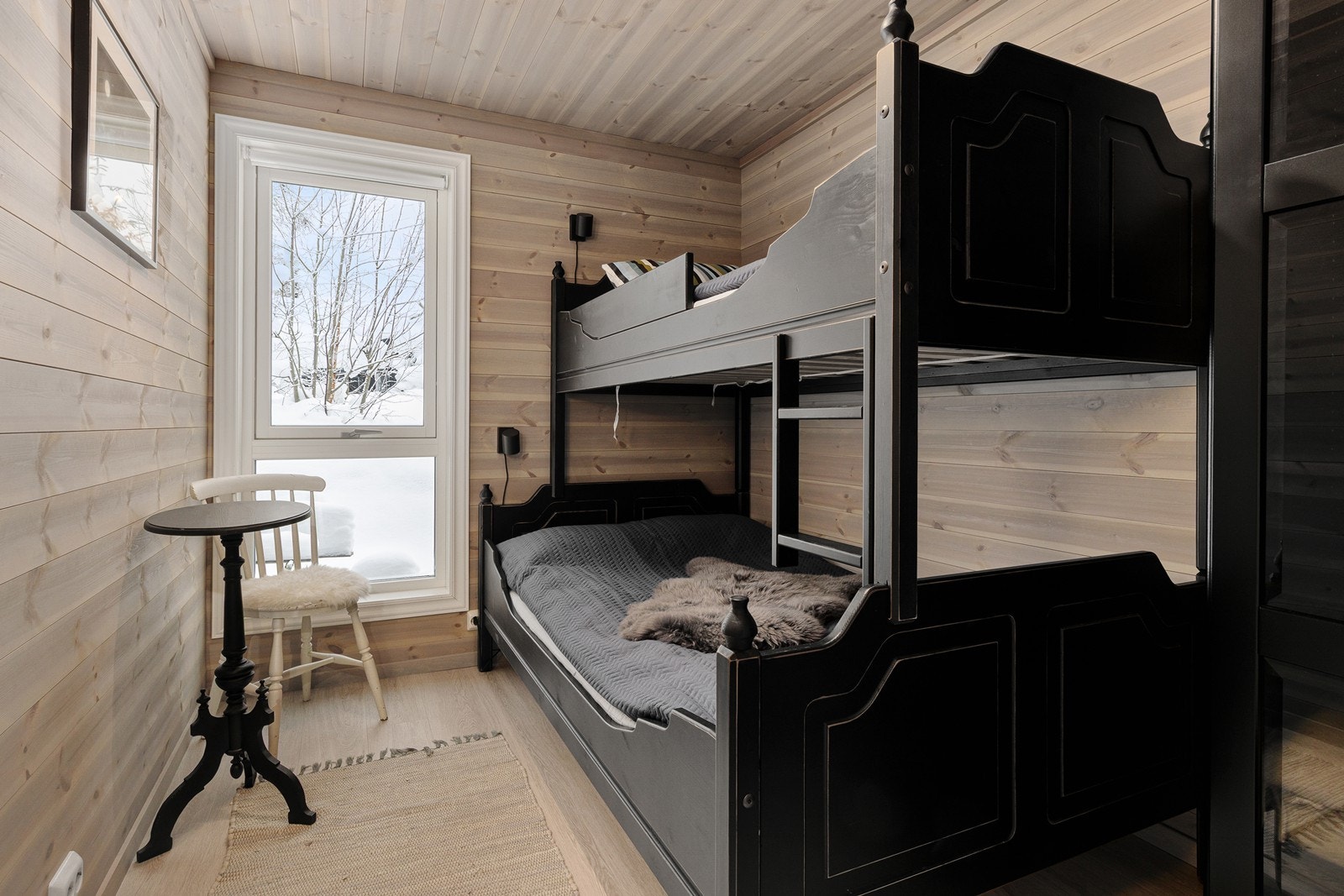 Hytta har en familieorientert planløsning med hele 3 soverom i 1.etasje. Galleribilde