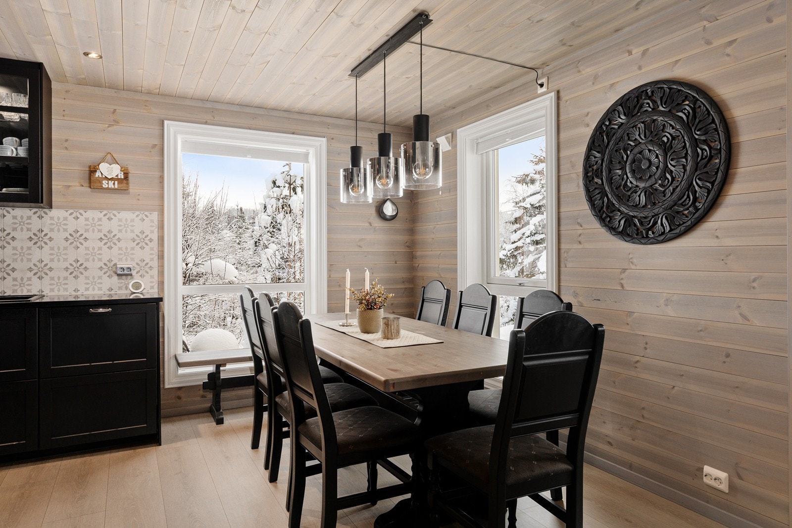 I spisestuen er det rom for et stort spisebord slik at du kan invitere alle dine gjester på hytta. Galleribilde