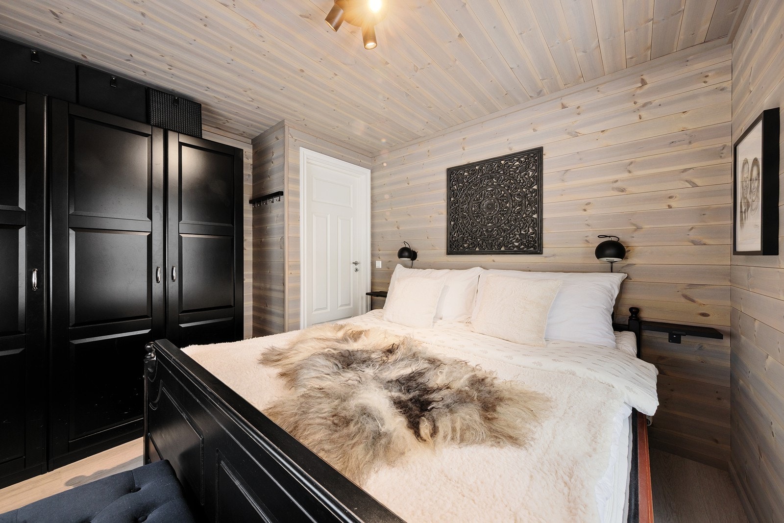 Rommet har god plass til dobbeltseng med tilhørende nattbord og garderobeløsning. Galleribilde