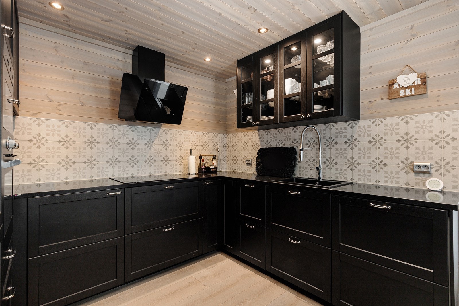 Kjøkkenet inneholder integrerte hvitevarer som komfyr, oppvaskmaskin, micro, platetopp og kjøl-/frys. Godt med skap- og benkeplass. Galleribilde