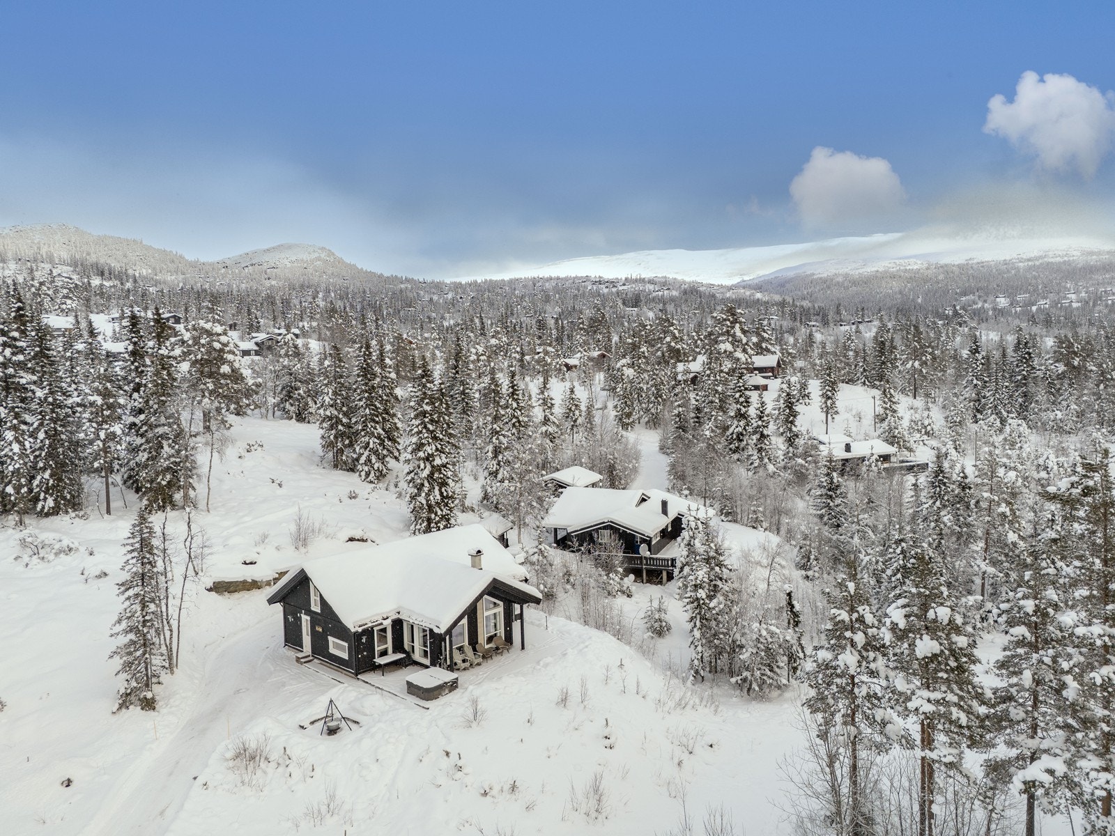 Hytta har en god beliggenhet på Tempelseter med generelt gode solforhold og kort vei til oppkjørte skiløyper. Galleribilde