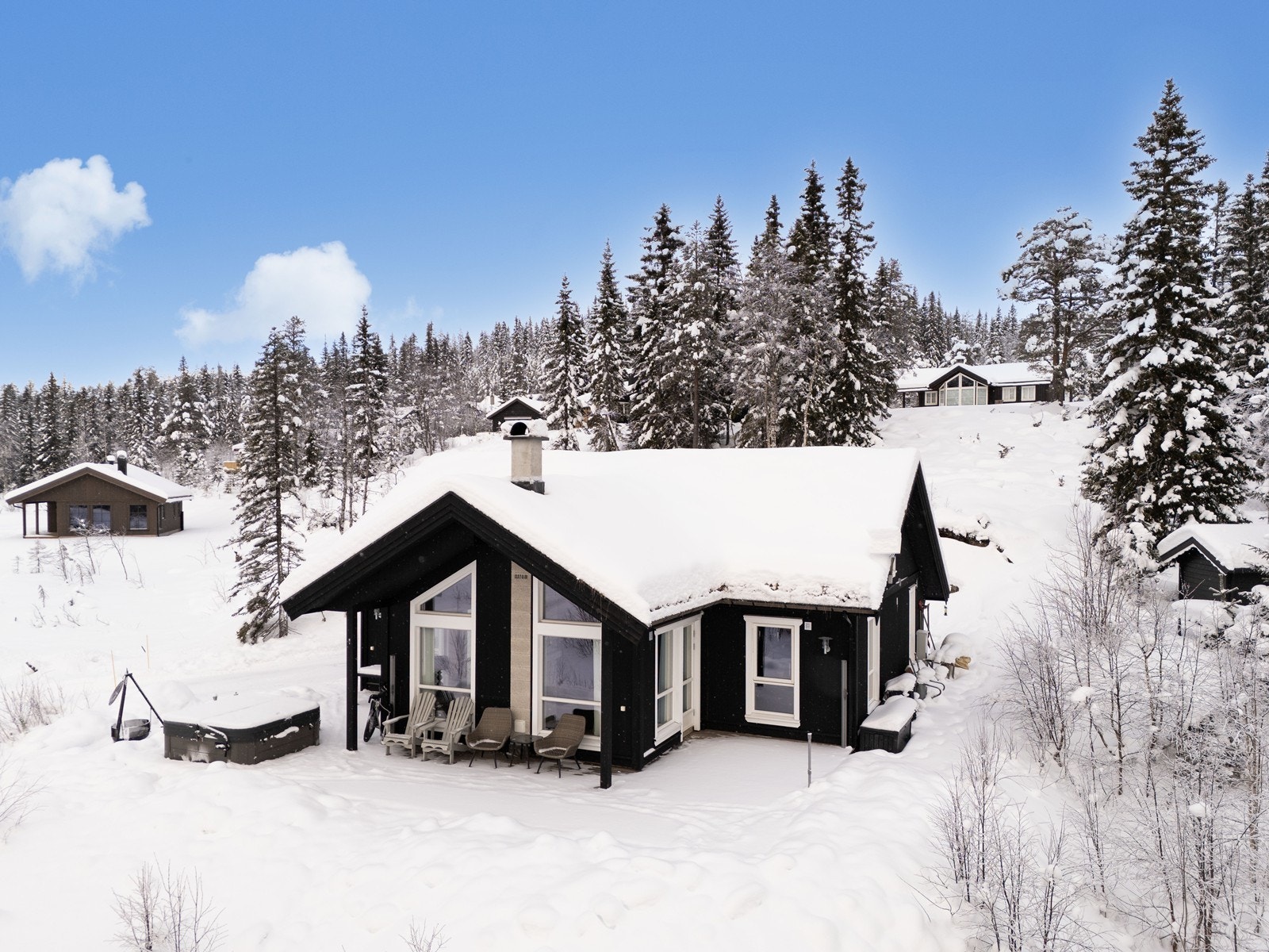 Hytta har en flott tomt, med en koselig terrasse på ca. 40 kvm. Her kan man sitte godt i solveggen, mens man nyter den flotte utsikten. Galleribilde