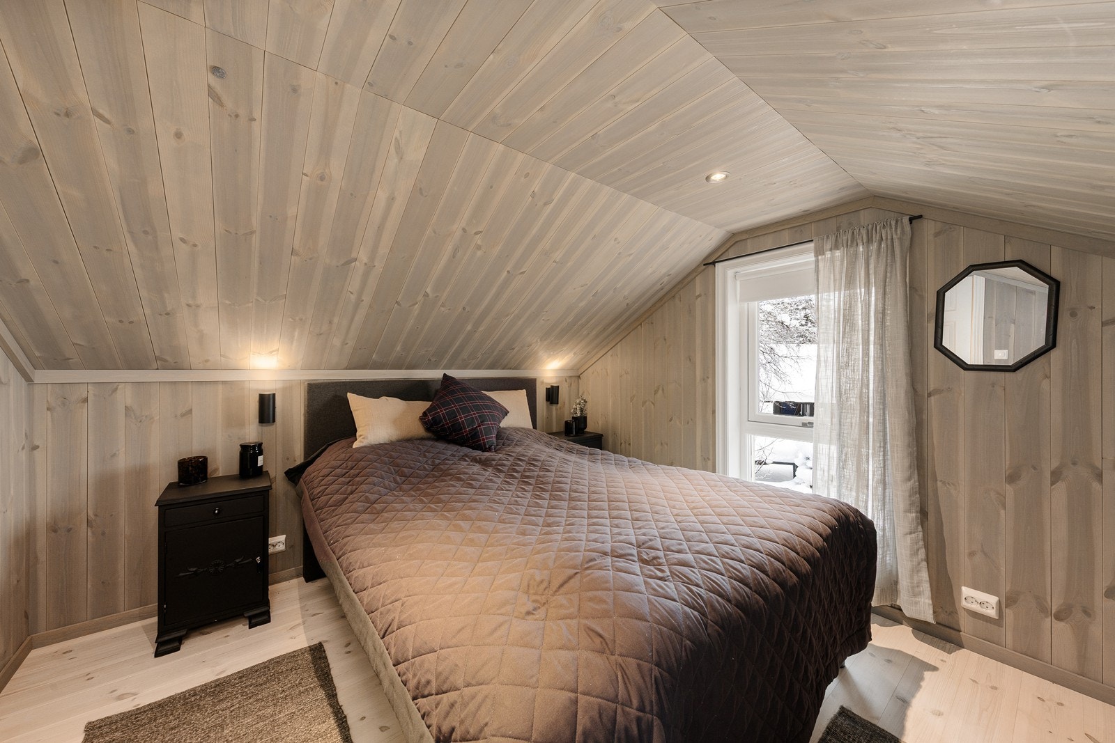 Hytta har en hems med 2 soverom. Galleribilde