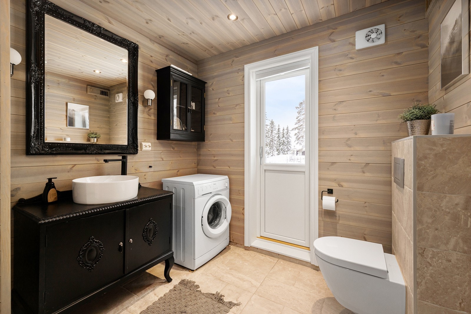 Delikat baderom med varmekabler i flislagt gulv. Galleribilde