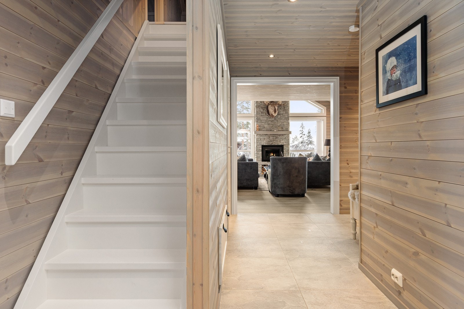 Her er det god plass til å henge fra seg yttertøy, oppbevaring mm. til storfamilien. Galleribilde