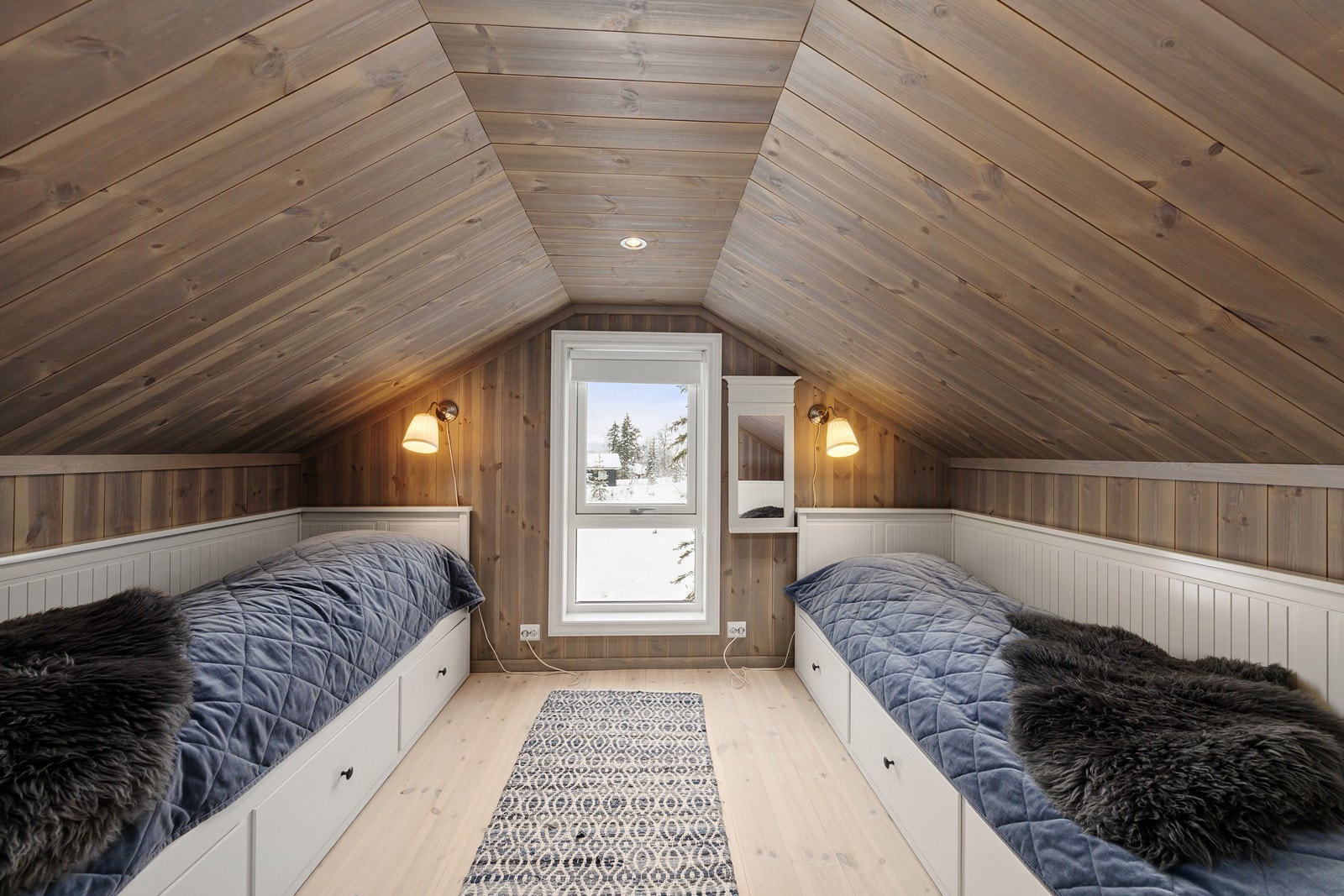 Hytta er i dag innredet med til sammen 12 sengeplasser fordelt på de ulike soverommene. Galleribilde