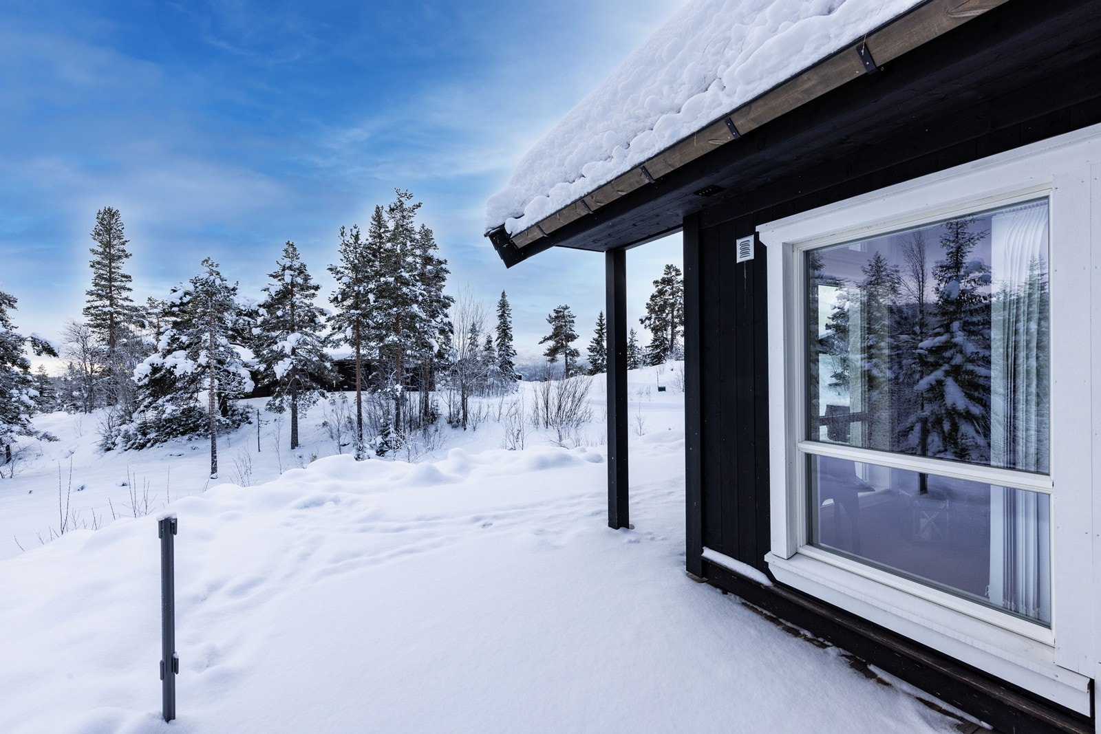Fra badet er det terrassedør ut med enkel adkomst til jacuzzi på terrassen. Galleribilde
