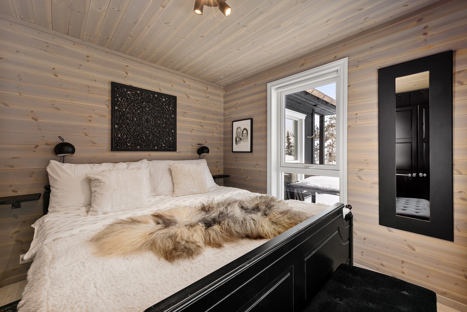 Hovedsoverommet i 1.etasje er av god størrelse og med vinduene, kan du våkne til en fin utsikt og deilig fjelluft. Galleribilde