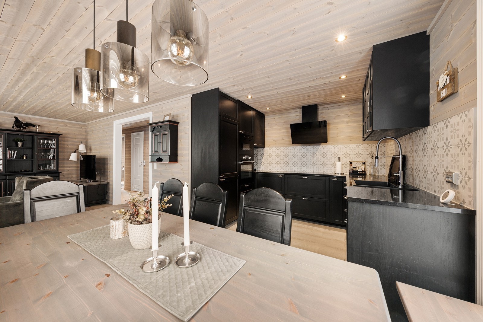 Delikat kjøkkeninnredning med profilerte fronter og stein benkeplate. Galleribilde