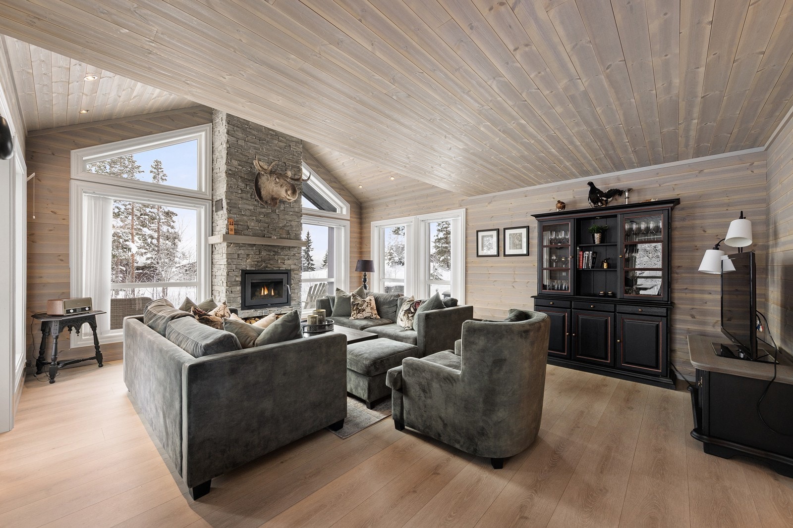 Fra entreen er det adkomst til stuen og spisestuen som ligger i åpen løsning mot kjøkkenet, rommet er et sosialt rom med en åpen og hyggelig atmosfære. Galleribilde