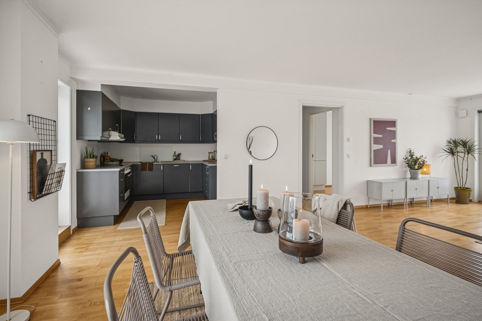 Kjøkkenet ligger praktisk plasser i L-form mot spisestue/stue. Galleribilde