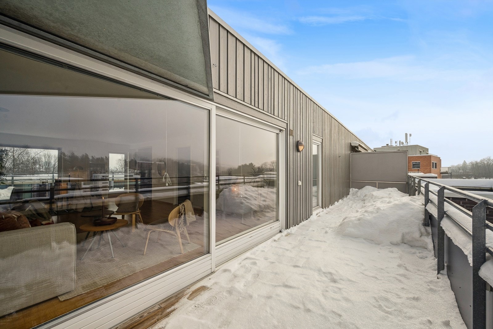 Terrassen gir en naturlig forlengelse av oppholdsrommet i sommerhalvåret og gode muligheter for både avslapning og sosiale sammenkomster. Galleribilde