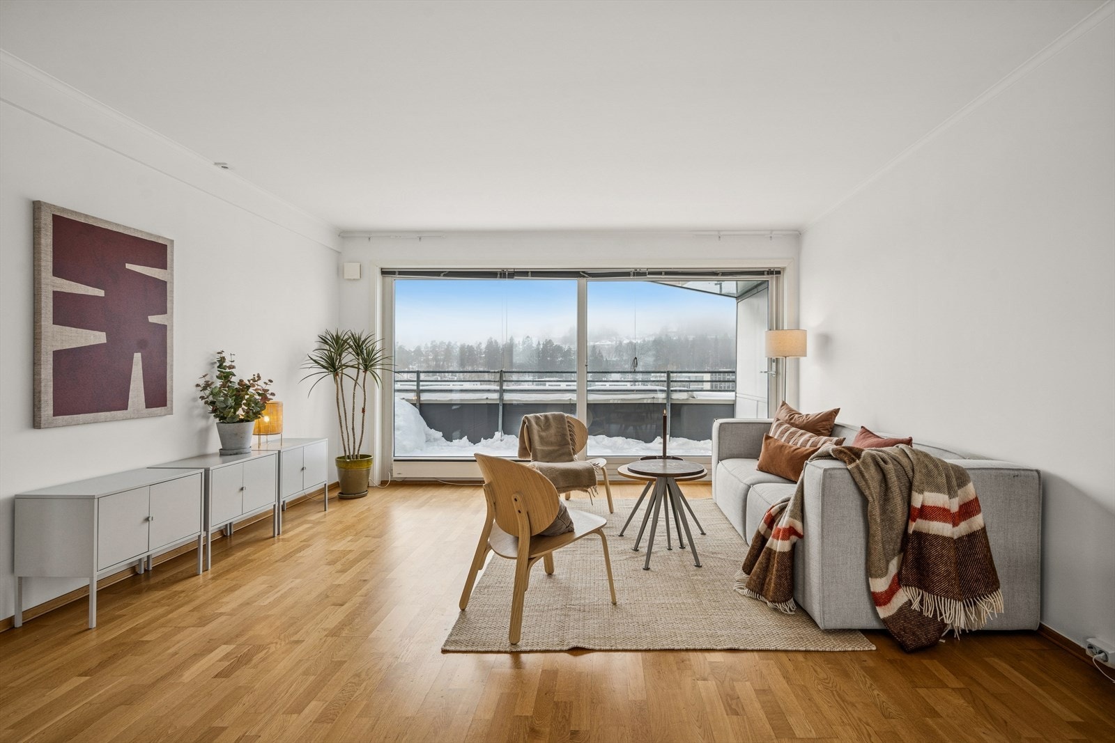 Her er det god plass til sofagruppe og mediemøblement, og rommet oppleves som sosialt og fleksibelt. Galleribilde