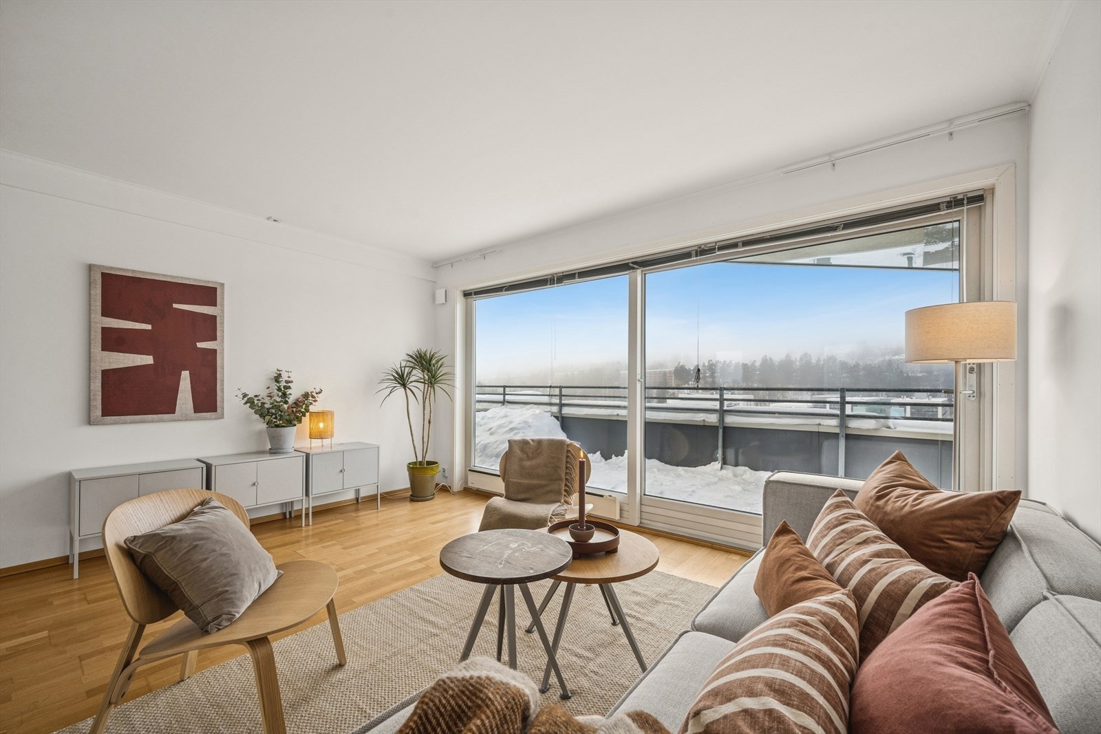 Fra stuen er det skyvedør som åpner opp mot den ene terrassen. Galleribilde