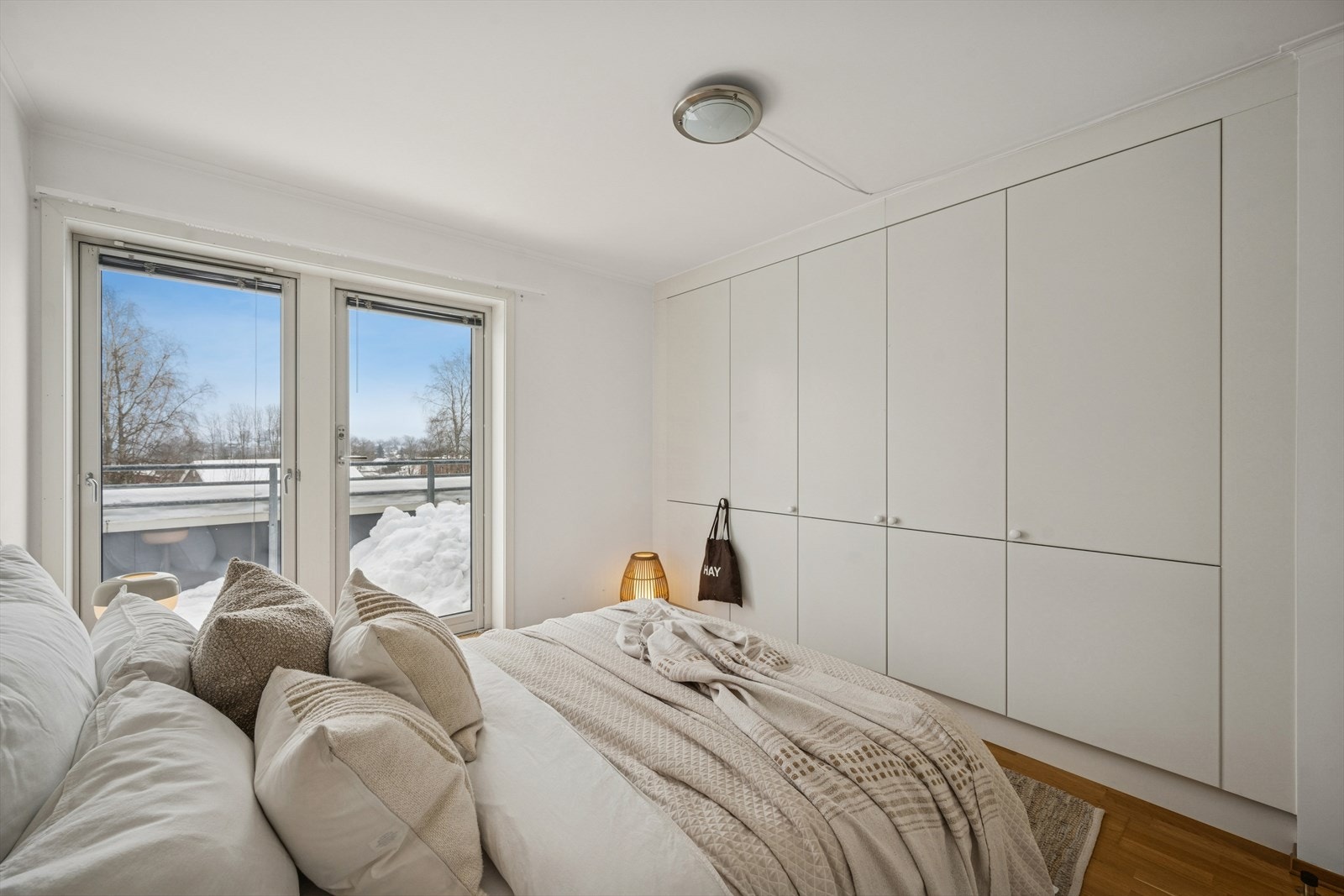 Store, integrerte garderobeskap gir rikelig med oppbevaring og en ryddig, helhetlig løsning. Galleribilde