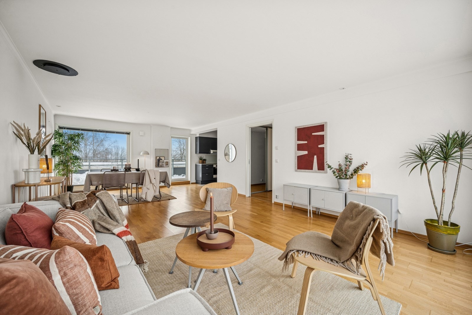 Gjennomgående lys og romslig stue. Opplegg for å installerer peisovn. Galleribilde