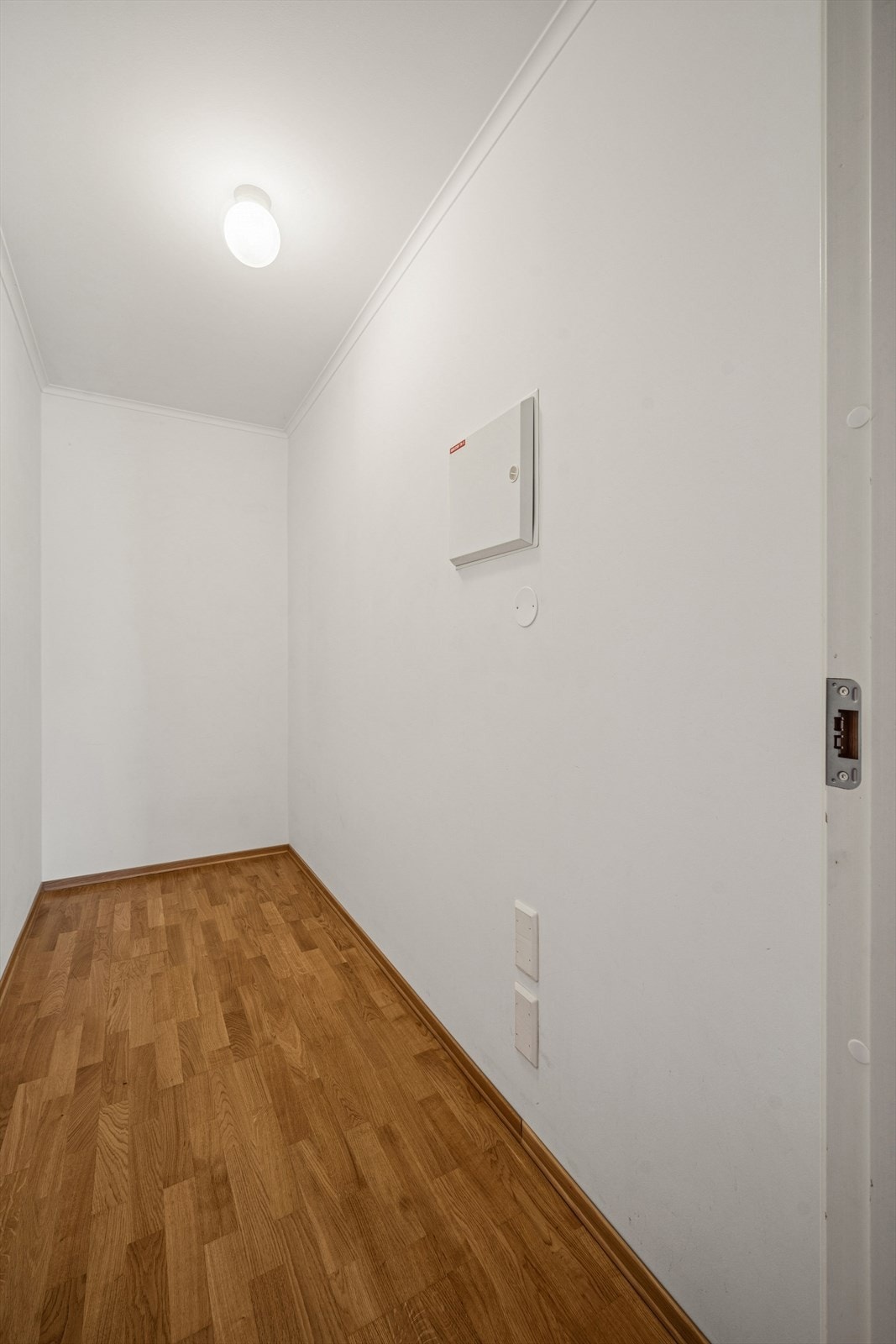 Praktisk bod, rett på innsiden av inngangsdøren som gir ekstra lagringsplass og bidrar til en ryddig hverdag. Galleribilde